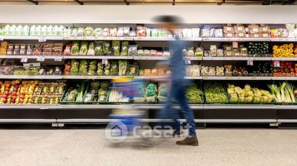 Attivitã /licenza (con o senza mura) in commerciale in Via A. Fogazzaro 71