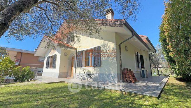 Villa in residenziale in Via Santa Croce 9