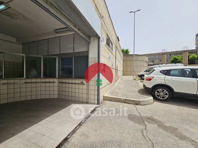 Capannone in commerciale in 