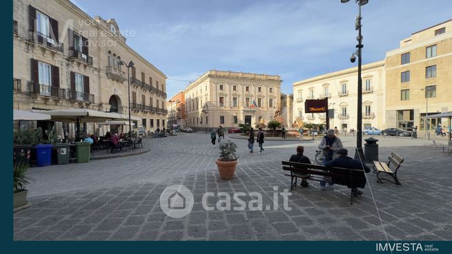 Negozio/locale commerciale in commerciale in Piazza Archimede 21