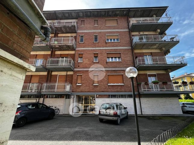 Box/posto auto in residenziale in Salita Salice 16