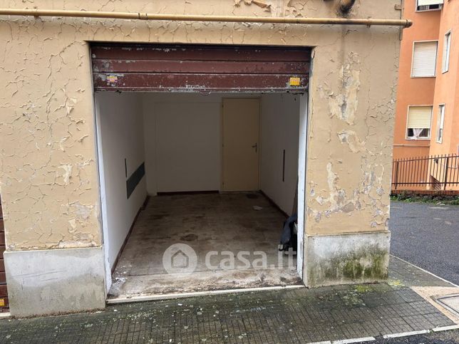 Box/posto auto in residenziale in Via Goffredo Mameli 77