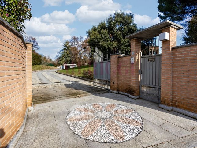 Villa in residenziale in Via Luciano Manara 13