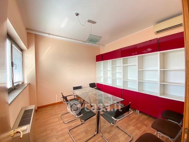 Ufficio in commerciale in 