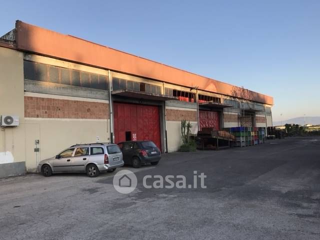 Capannone in commerciale in 