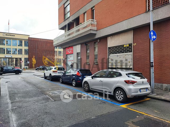 Negozio/locale commerciale in commerciale in Via Antonio Canova 26 /B