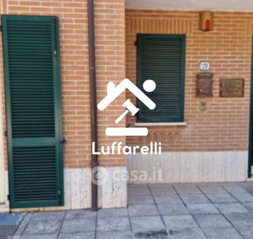 Ufficio in commerciale in Via Fratelli Rosati 7