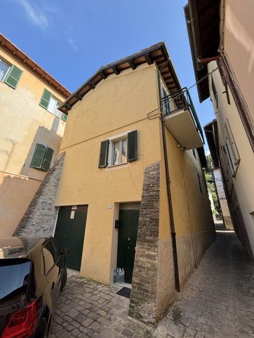 Casa bi/trifamiliare in residenziale in