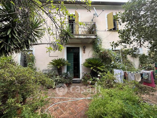 Casa indipendente in residenziale in 