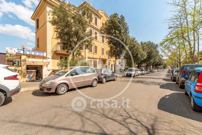 Negozio/locale commerciale in commerciale in Via dei Lentuli 60