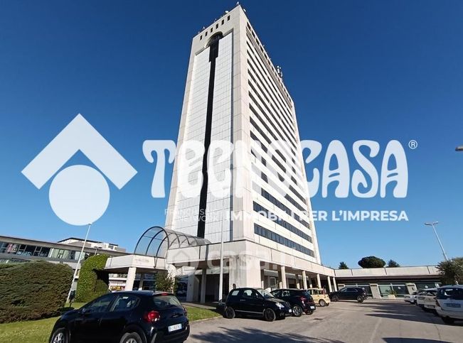 Ufficio in commerciale in Via dei Castelli Romani 22