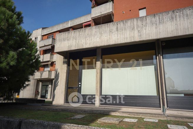 Attivitã /licenza (con o senza mura) in commerciale in Via della Libertà 27 B