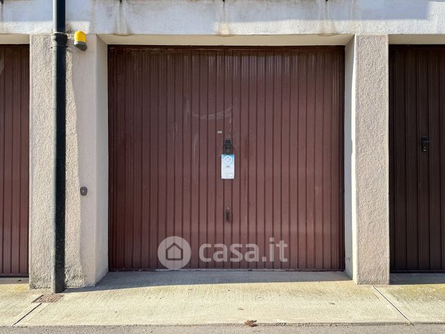 Box/posto auto in residenziale in Via Vincenzo Bonomini 13
