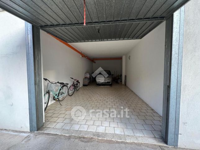 Garage/posto auto in residenziale in Via Adamello 14