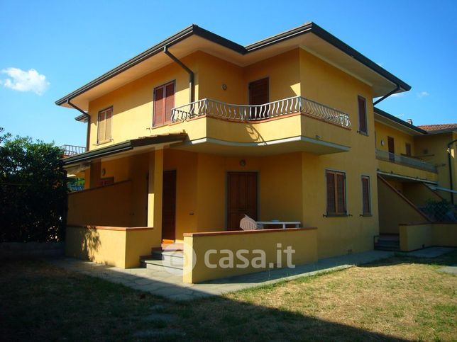 Casa indipendente in residenziale in 