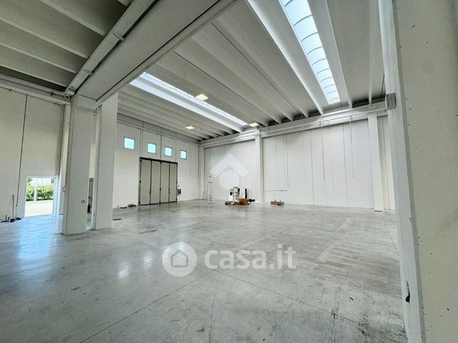 Capannone in commerciale in Via dell'Economia 16