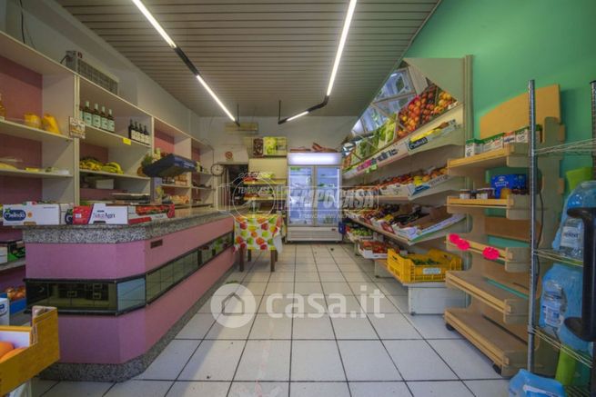 Capannone in commerciale in 
