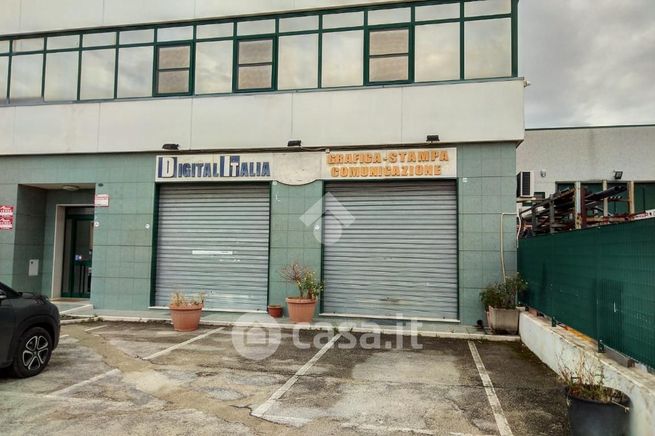 Capannone in commerciale in Via delle Casermette 28
