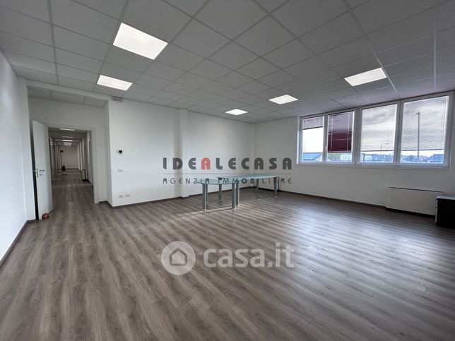Ufficio in commerciale in Via Meucci