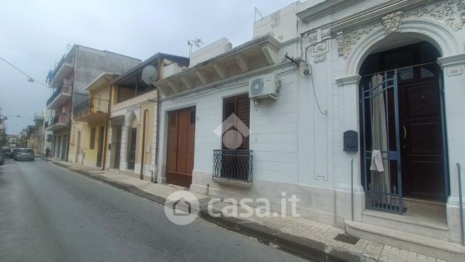 Box/posto auto in residenziale in Via Francesco Crispi 99