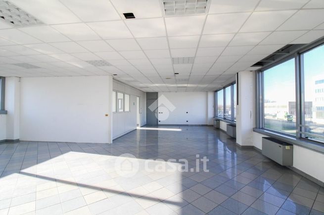Ufficio in commerciale in Via Enrico Berlinguer 18