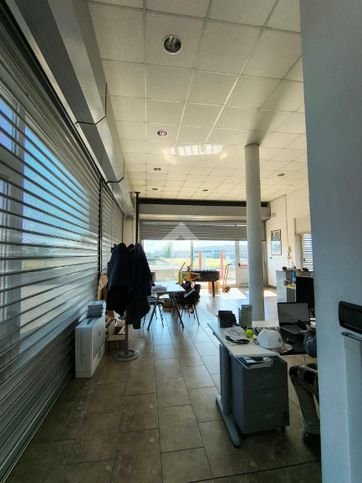 Capannone in commerciale in Corso Mandelli 13