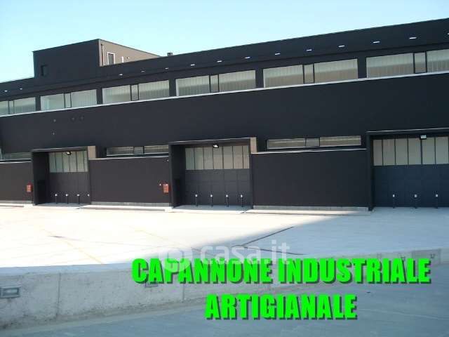 Capannone in commerciale in 