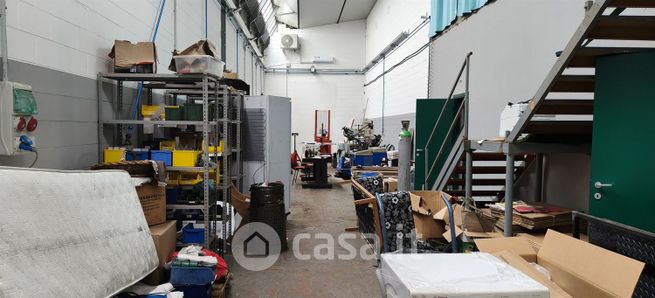 Capannone in commerciale in Via Achille Grandi