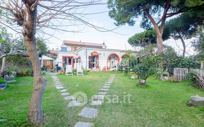 Casa bi/trifamiliare in residenziale in Via Valdambrini