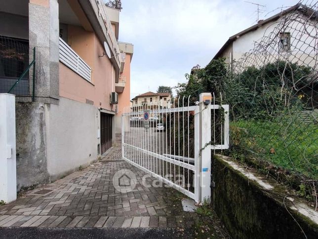 Box/posto auto in residenziale in Via A. Ronzoni