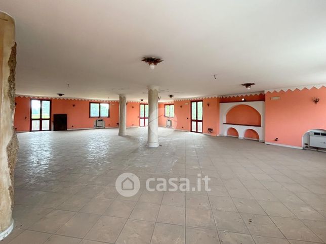 Ufficio in commerciale in Via Santuario 104