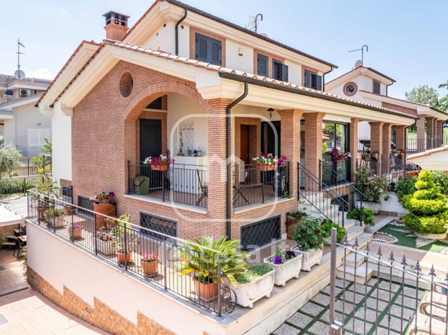 Casa bi/trifamiliare in residenziale in Via Lentella 19