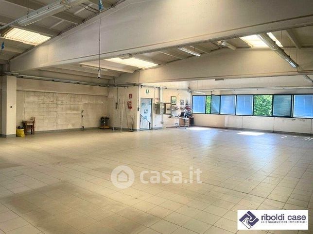 Capannone in commerciale in Via Londra