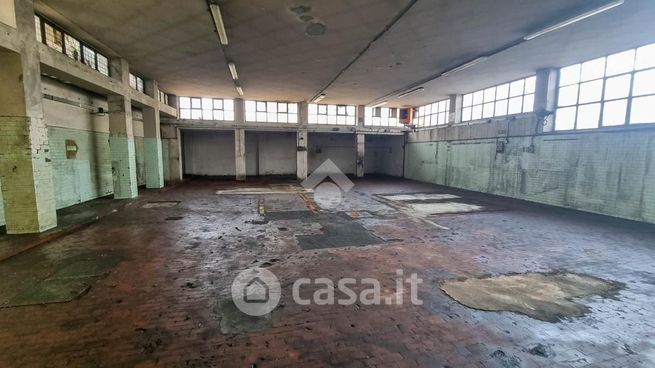 Capannone in commerciale in Via XXV Aprile
