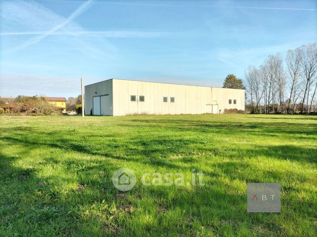 Capannone in commerciale in 