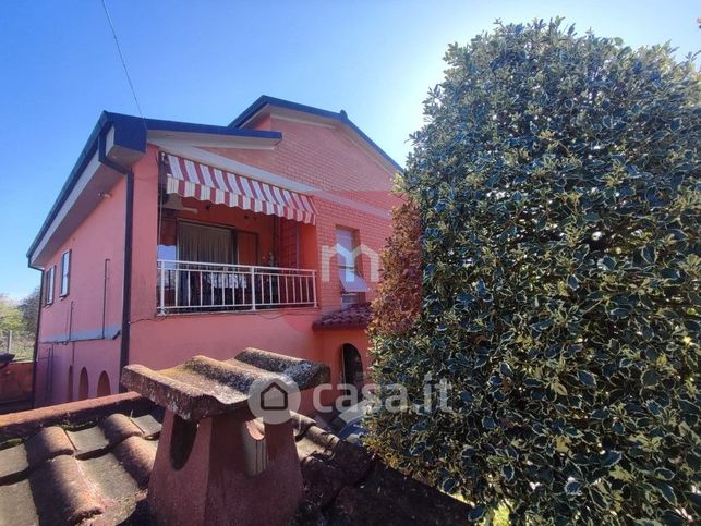 Casa bi/trifamiliare in residenziale in Via Latina