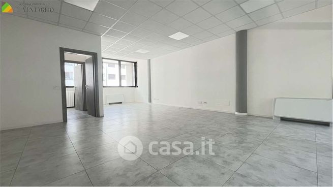 Ufficio in commerciale in 