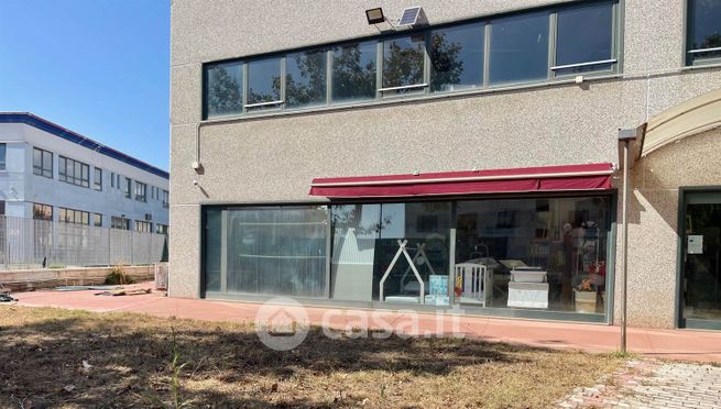 Capannone in commerciale in 