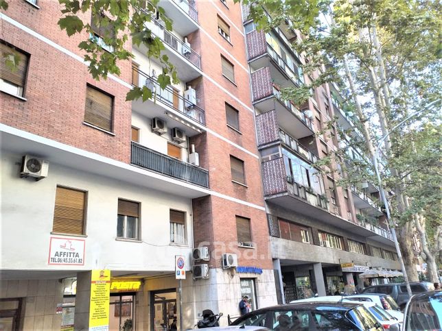 Ufficio in commerciale in Via Oderisi da Gubbio 244