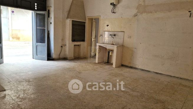 Box/posto auto in residenziale in Via Volturno 8