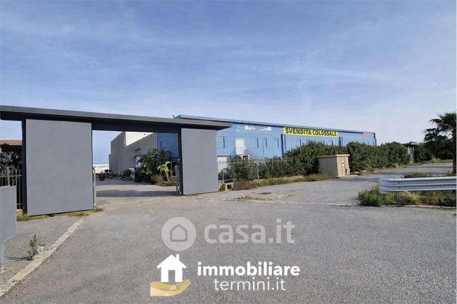 Capannone in commerciale in 