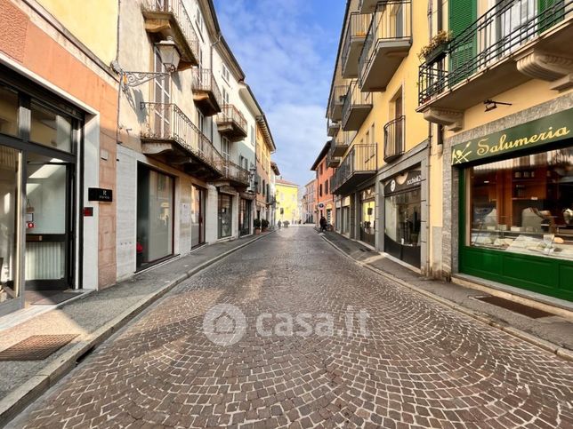 Attività/licenza (con o senza mura) in commerciale in Via Camillo Benso Conte di Cavour