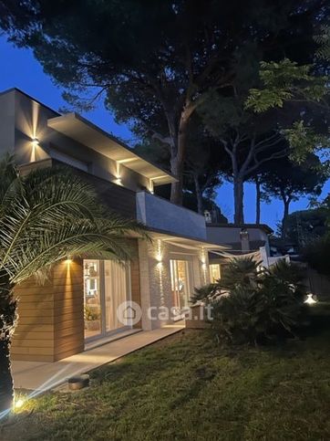 Villa in residenziale in Viale Milano 30