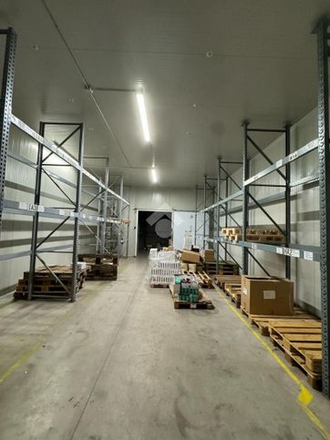Capannone in commerciale in Via Artigiani