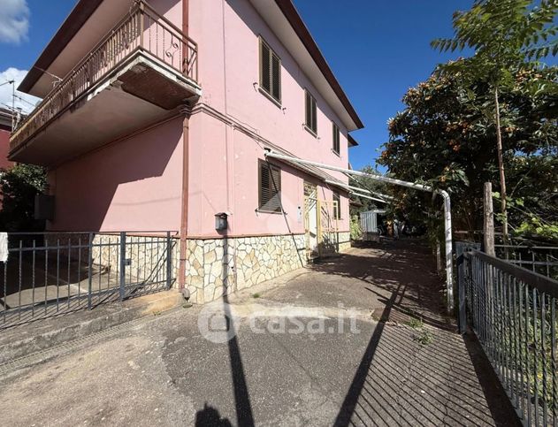 Casa indipendente in residenziale in Via Modena 11