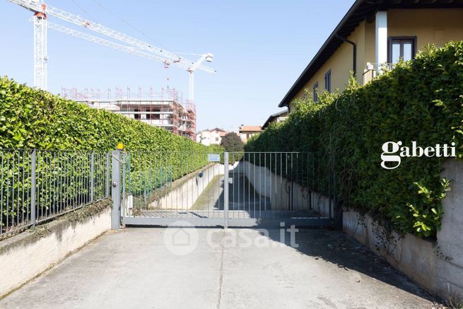 Garage/posto auto in residenziale in Via U. Foscolo 7