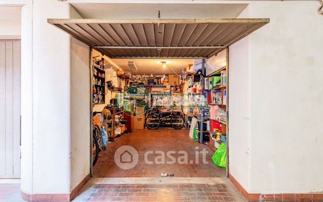Capannone in commerciale in Via Anastasio II