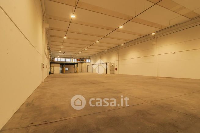 Capannone in commerciale in Via C. Colombo