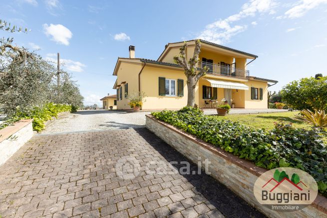 Casa bi/trifamiliare in residenziale in 