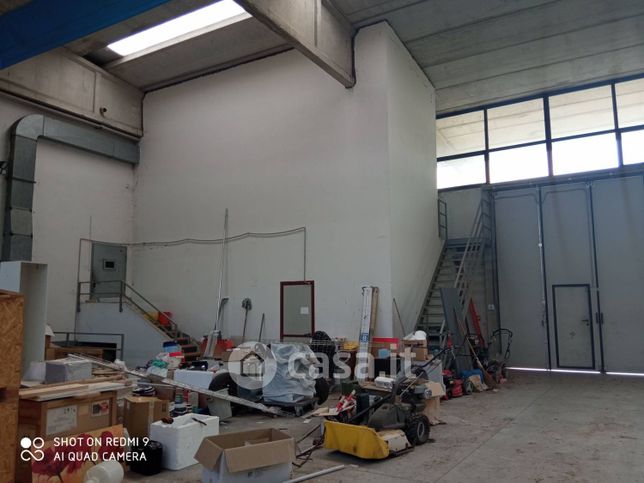 Capannone in commerciale in Via dell'Industria